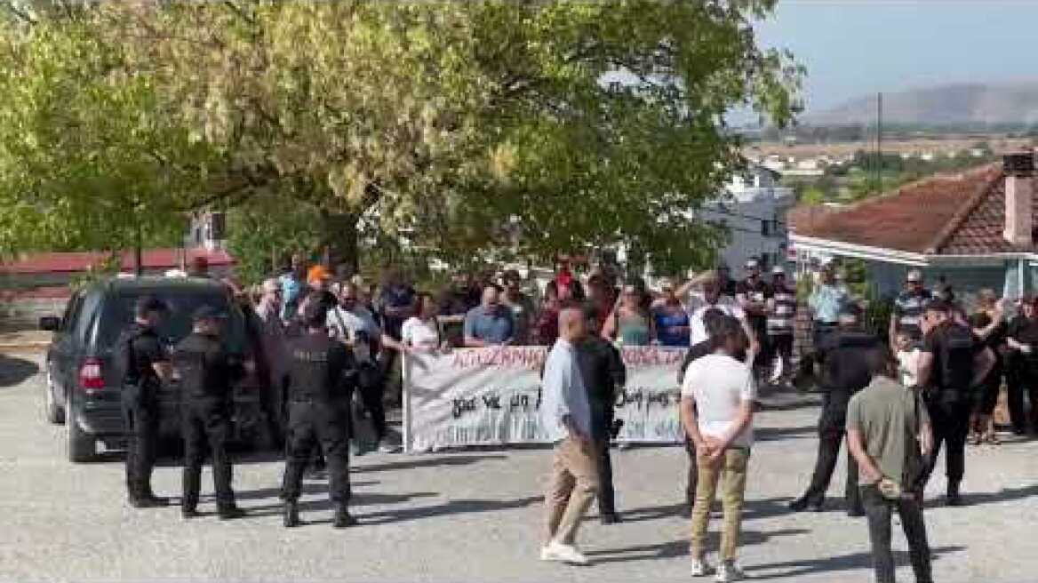 Κάτοικοι του Βλοχού περιμένουν τον Μητσοτάκη για να του θέσουν ξανά το θέμα της μετεγκατάστασης (2)