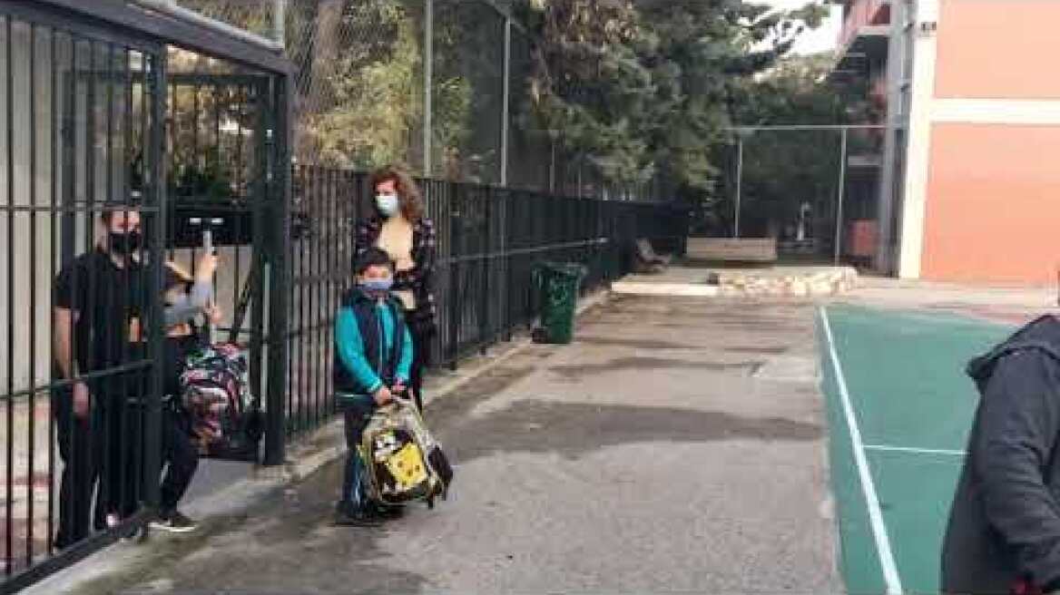 δασκάλα που υποδέχεται τους μαθητές