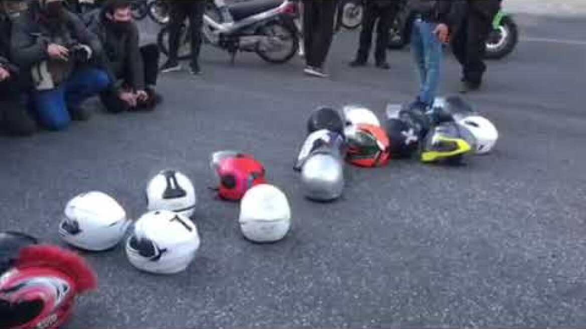 Αφήνουν τα κράνη τους μπροστά από την Βουλή