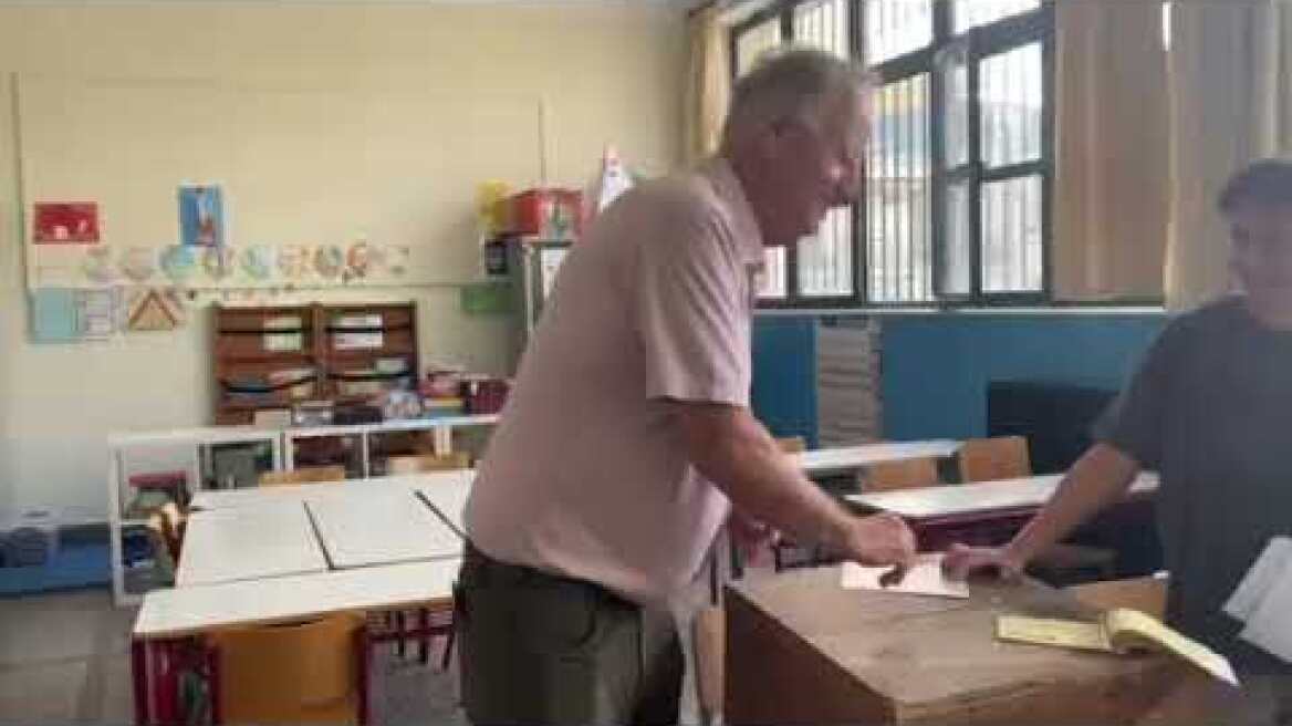 Ψήφισε για τις εσωκομματικές του ΣΥΡΙΖΑ ο πατέρας του Στέφανου Κασσελάκη