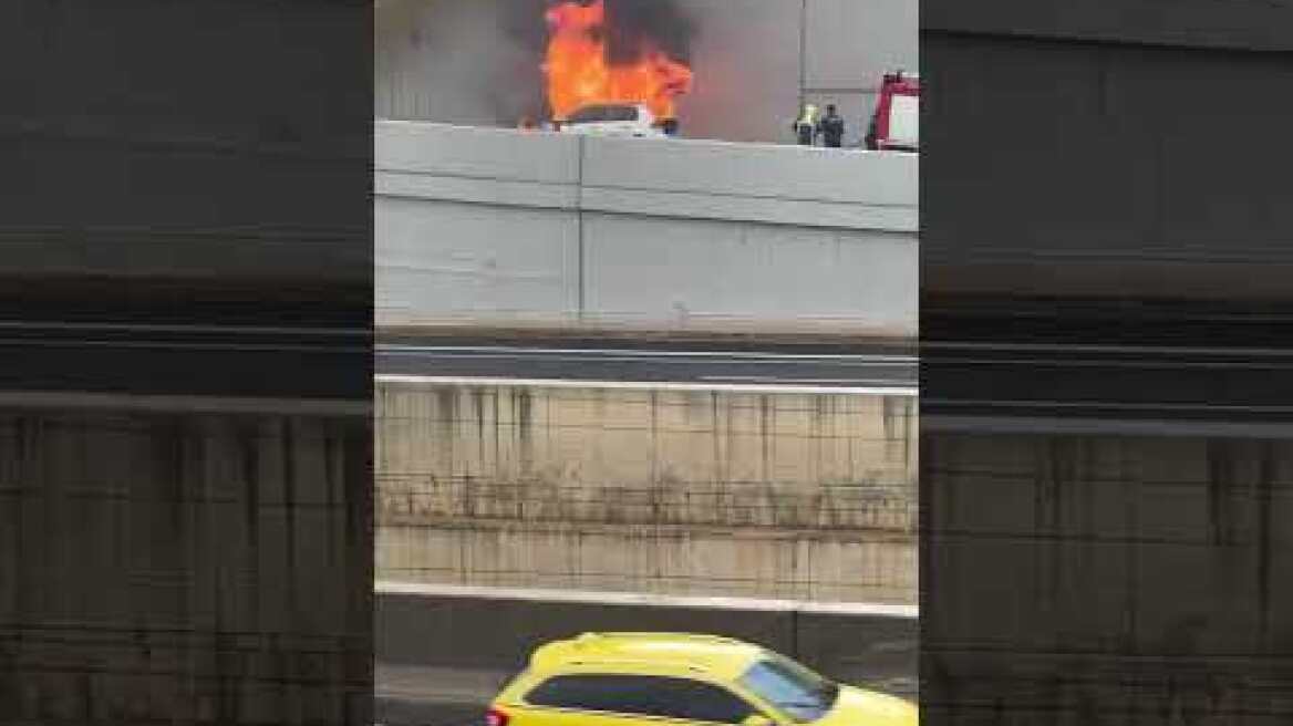 Φωτιά σε όχημα στην Αττική Οδό (2)