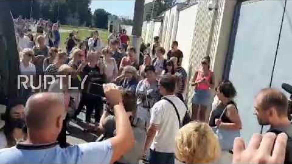 Belarus: People seek information on loved ones at Minsk detention centre amid post-election unrest