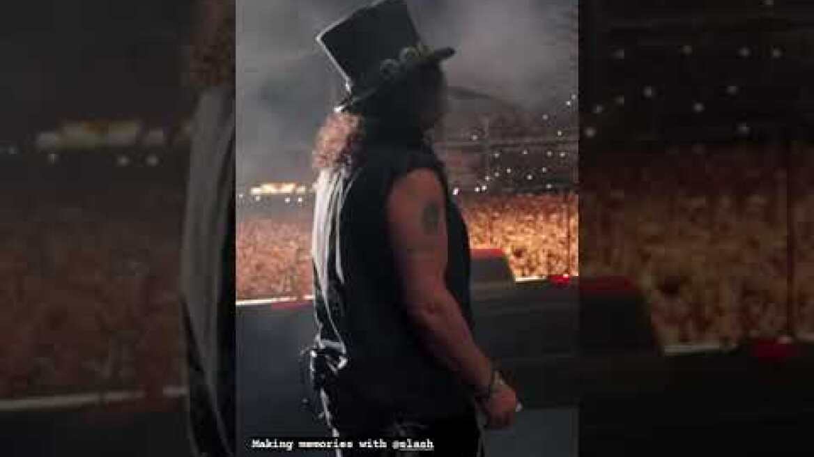 Η στιγμή που το κατάμεστο ΟΑΚΑ τραγουδά για τα γενέθλια του Slash των Guns an’ Roses (2)