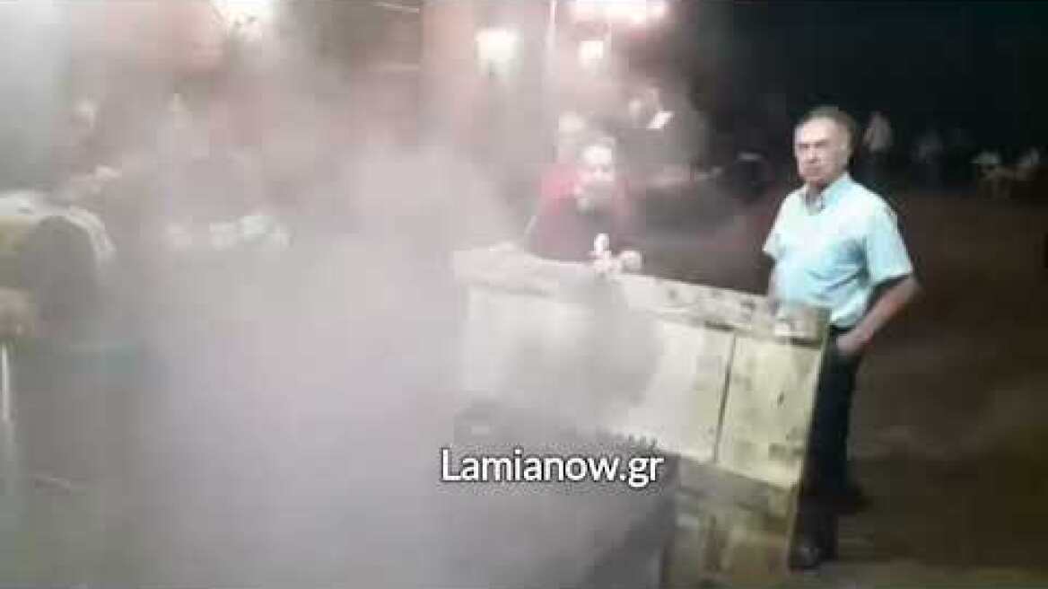 Απίστευτο σκηνικό η Πυροσβεστική κλήθηκε να σβήσει την ψησταριά με σουβλάκια σε εκδήλωση