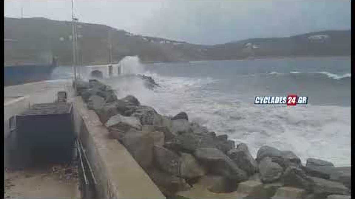 Θρίλερ στη Σέριφο με το «Syros Wind»: Έσπασαν οι κάβοι - Επεισοδιακή η επιβίβαση ενός ναυτικού