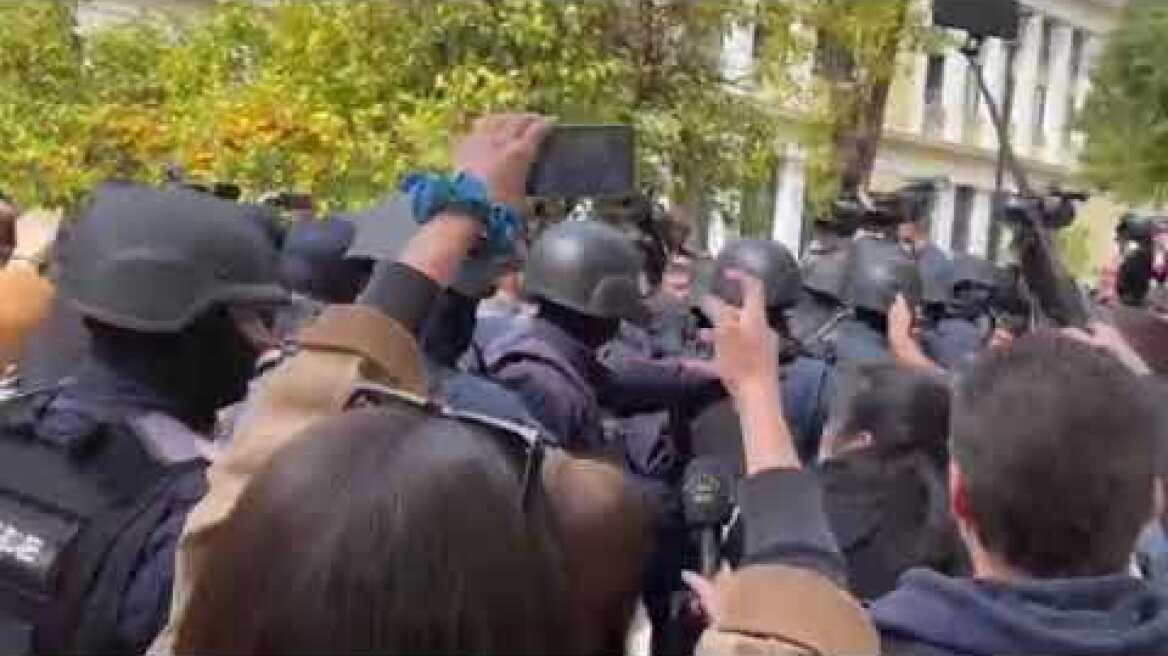 Έφτασε στα δικαστήρια για να απολογηθεί η Ρούλα Πισπιρίγκου