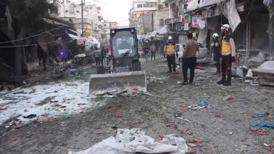 عمل الدفاع المدني في ازالة الانقاض من السوق الشعبي في جسرالشغور