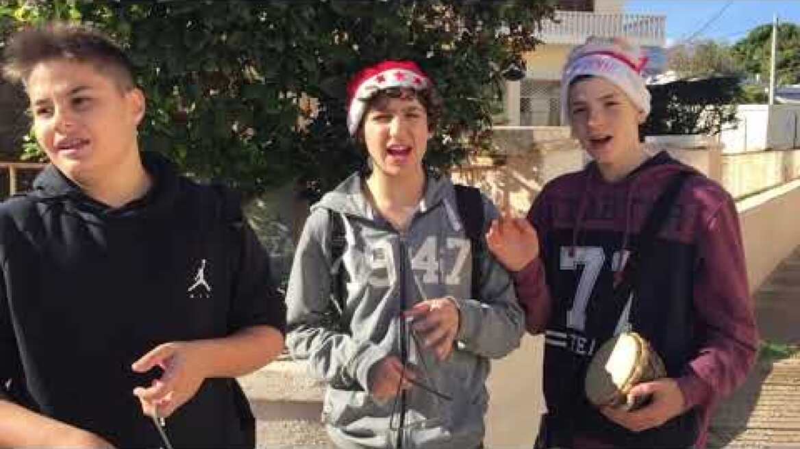 Χριστούγεννα στο Μάτι: Λένε τα κάλαντα... και περιμένουν τις ανεκπλήρωτες υποσχέσεις της κυβέρνησης