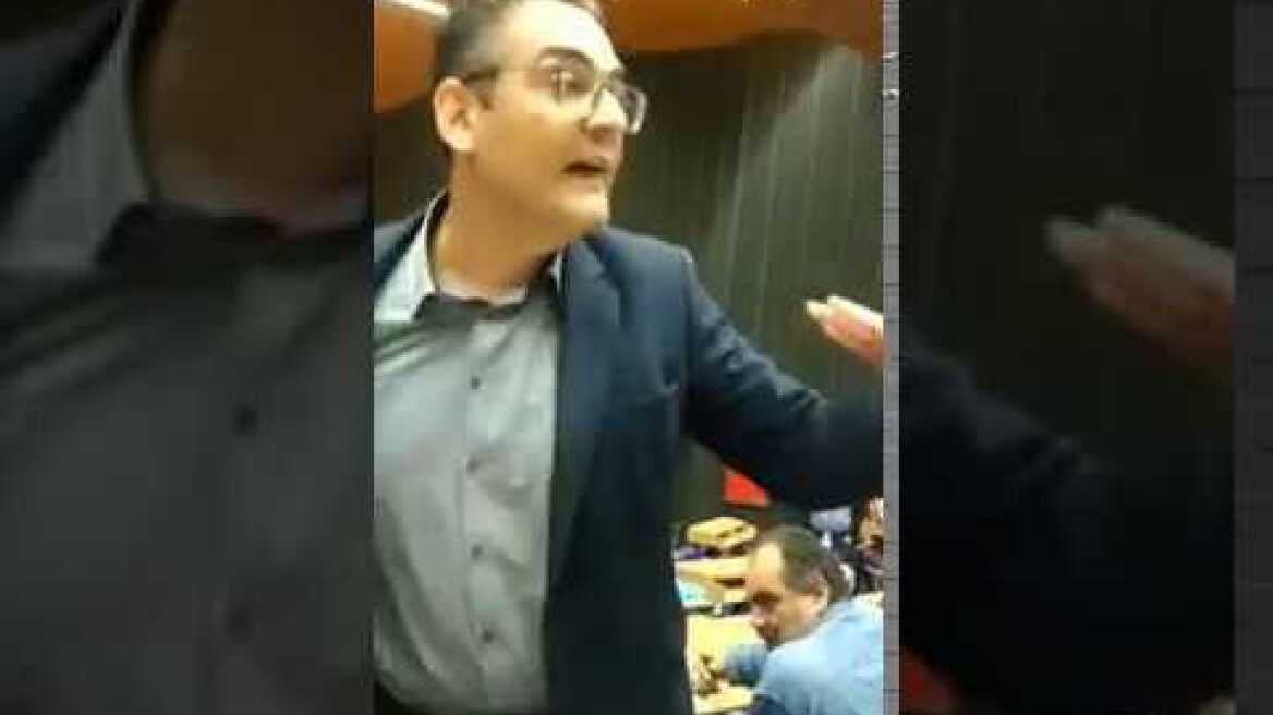 Βίαια επίθεση του Γ. Πρωτούλη (ΚΚΕ) στον Θάνο Τζήμερο στην Περιφέρεια Αττικής