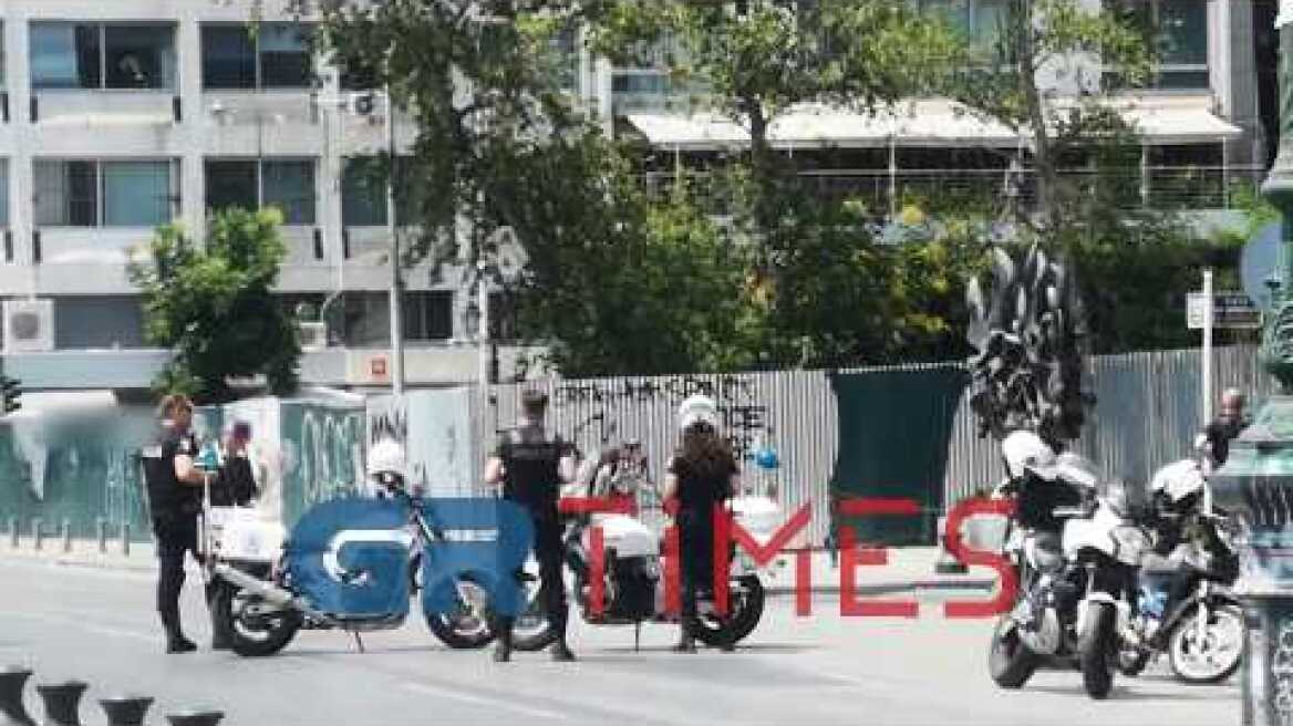 Σκύλος ερευνά ύποπτο αντικείμενο στη Θεσσαλονίκη