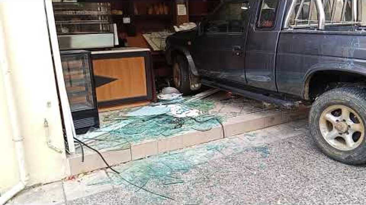 Απίστευτο τροχαίο στο Αγρίνιο - αγροτικό "μπουκαρε" σε φούρνο