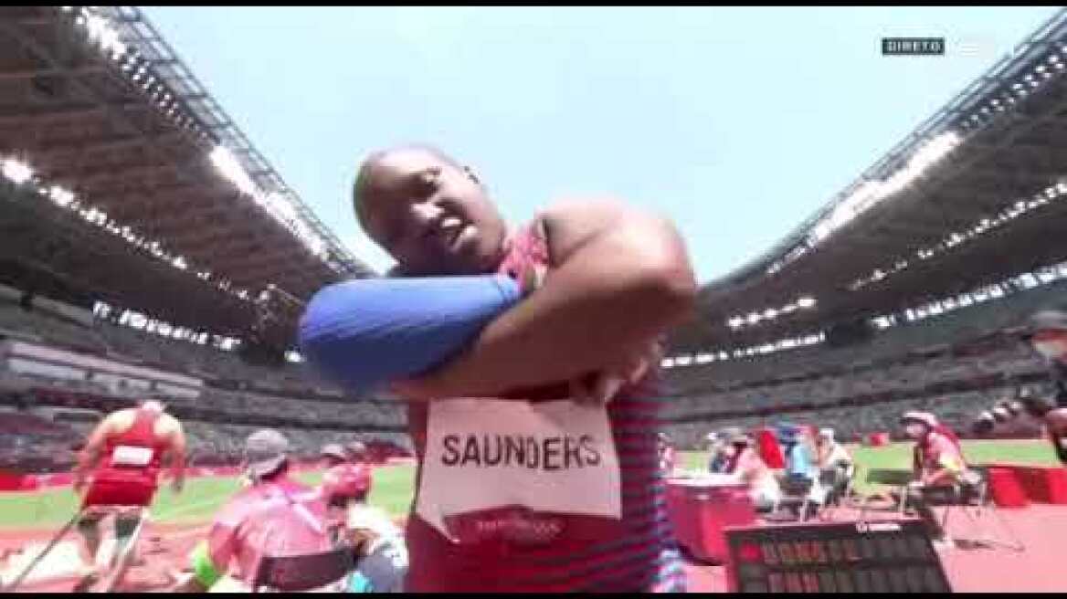 Raven Saunders Dances in Olimpics