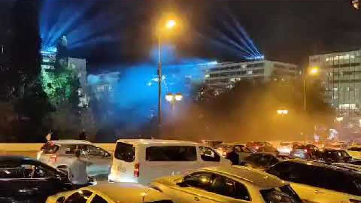 Φωταγωγήθηκε το χριστουγεννιάτικο δέντρο στο Σύνταγμα