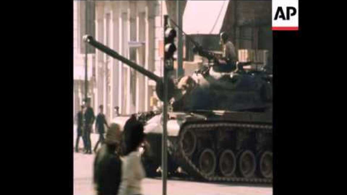 SYND 18-11-73  DEMONSTRATIONS IN ATHENS CONTINUE DESPITE TANKS ON THE STREETS