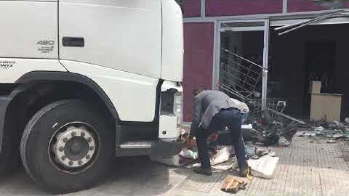 Χάος στην Πειραιώς: Φορτηγό «μπούκαρε» σε μαγαζί (1)