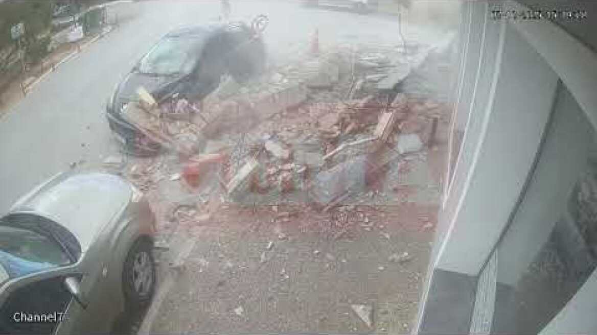 Η στιγμή που καταρρέει μπαλκόνι στο Λαύριο