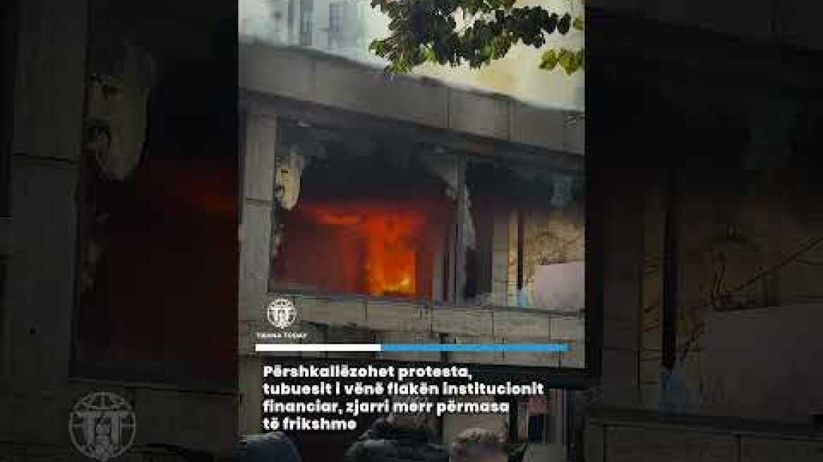 Tubuesit i vënë flakën institucionit financiar, zjarri merr përmasa të frikshme