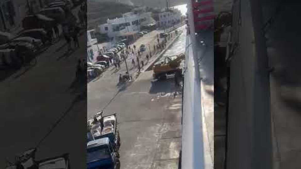Προσπάθειες από το προσωπικό για να σηκωθεί η μπουκαπόρτα του πλοίου
