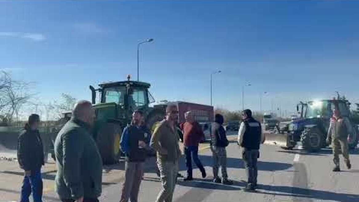 Αγρότες: Έκλεισαν και το ρεύμα προς Θεσσαλονίκη