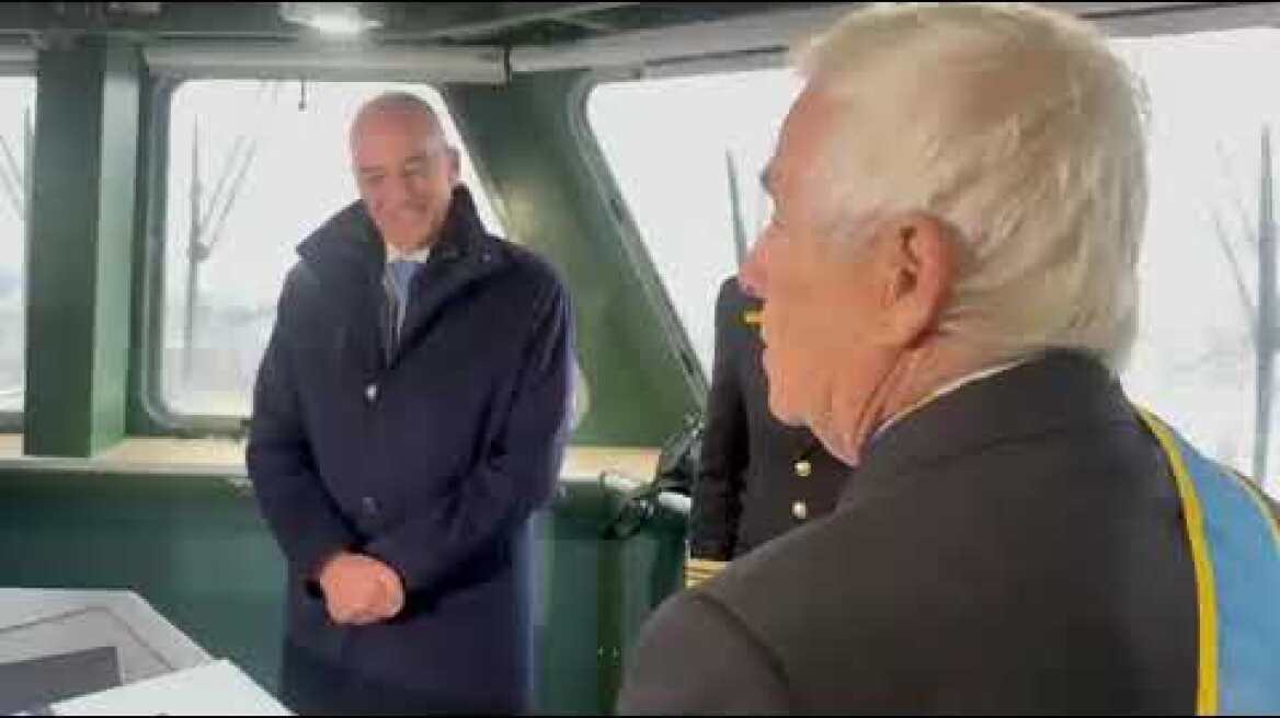 Δώρο του Πάνου Λασκαρίδη στο κυβερνήτη Αντιπλοίαρχο Γιάννη Κιζάνη