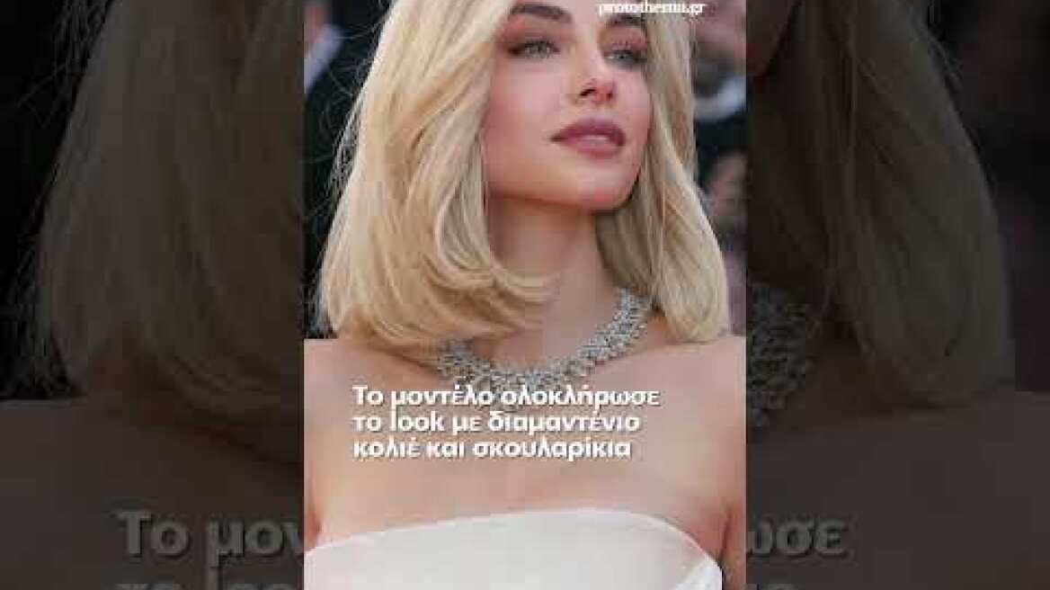 Εντυπωσιακή η Δούκισσα Νομικού στις Κάννες με καρέ μαλλιά και ασπρόμαυρο στράπλες φόρεμα