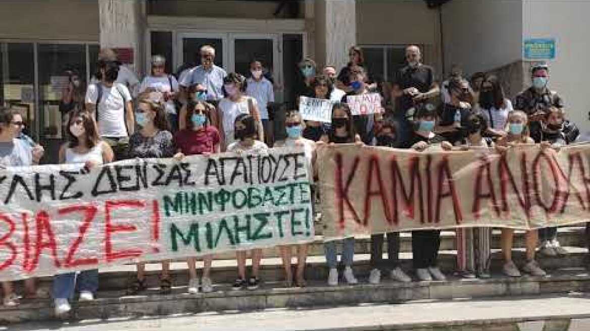 Διαμαρτυρία ενάντια στον ιερέα που κατηγορείται για βιασμό και παιδική πορνογραφία στο Αγρίνιο