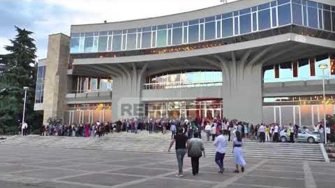 Polemikat/ Këngëtari grek Notis Sfakianakis mbush Pallatin e Kongreseve, shiten të gjitha biletat