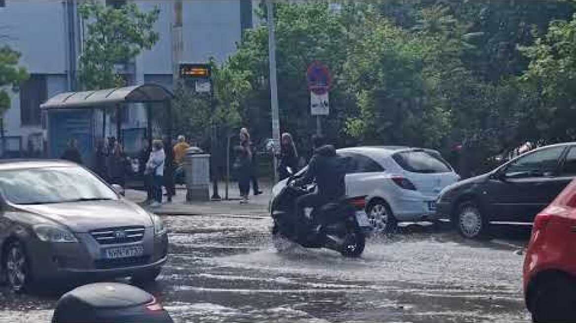 Θεσσαλονίκη: Πλημμύρισε ο δρόμος μπροστά από τα Δικαστήρια