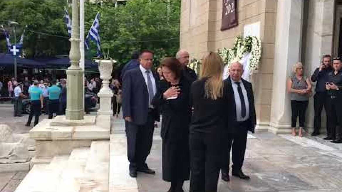 Κηδεία Μαρκόπουλου: Η σύζυγός του, Βασιλική Λαβίνα και η κόρη τους