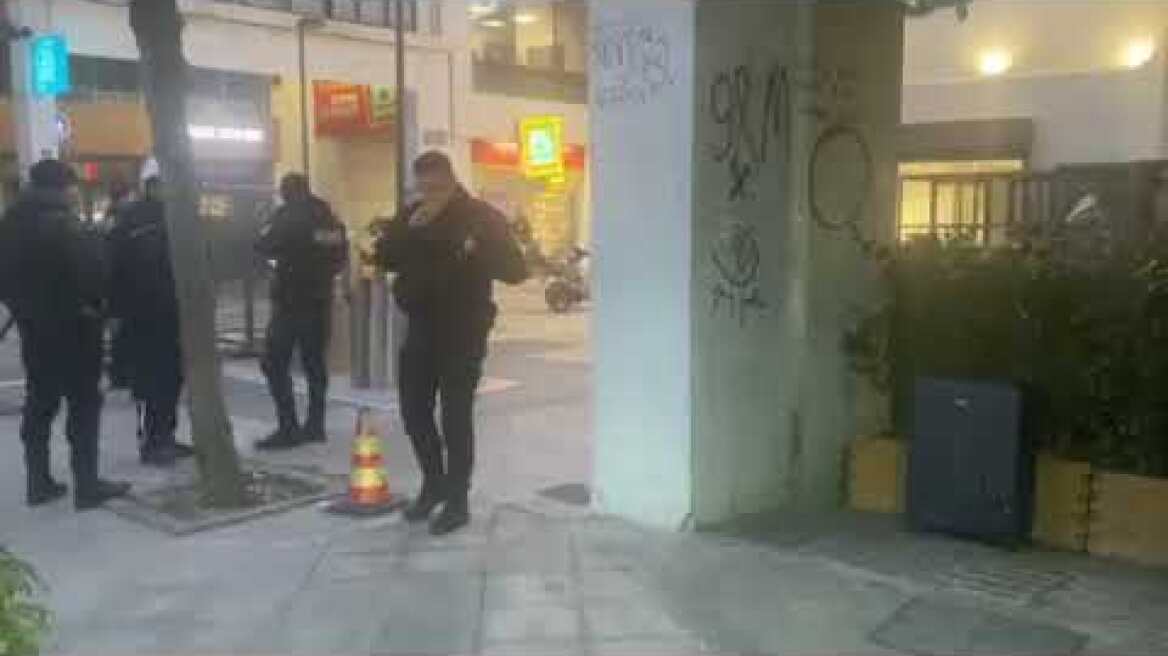 Ύποπτο αντικείμενο σε εταιρεία στη Μητροπόλεως - Άγνωστος με πατίνι άφησε το δέμα κι εξαφανίστηκε