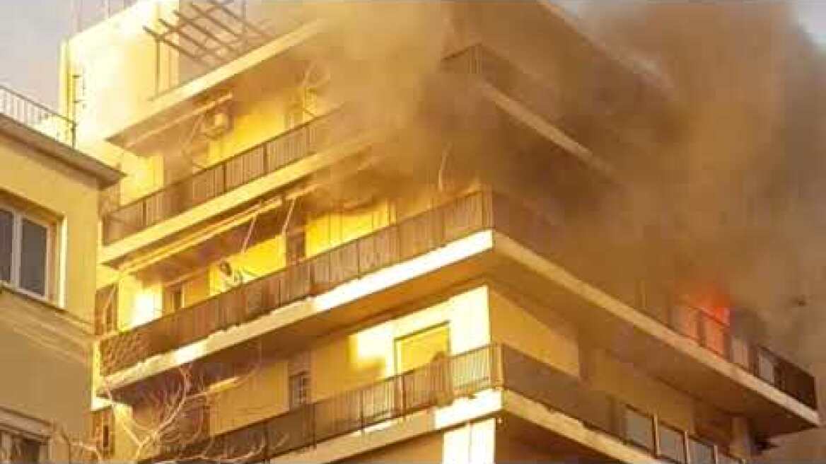 Φωτιά Π. Φάληρο - Γυναίκα στο μπαλκόνι φωνάζει