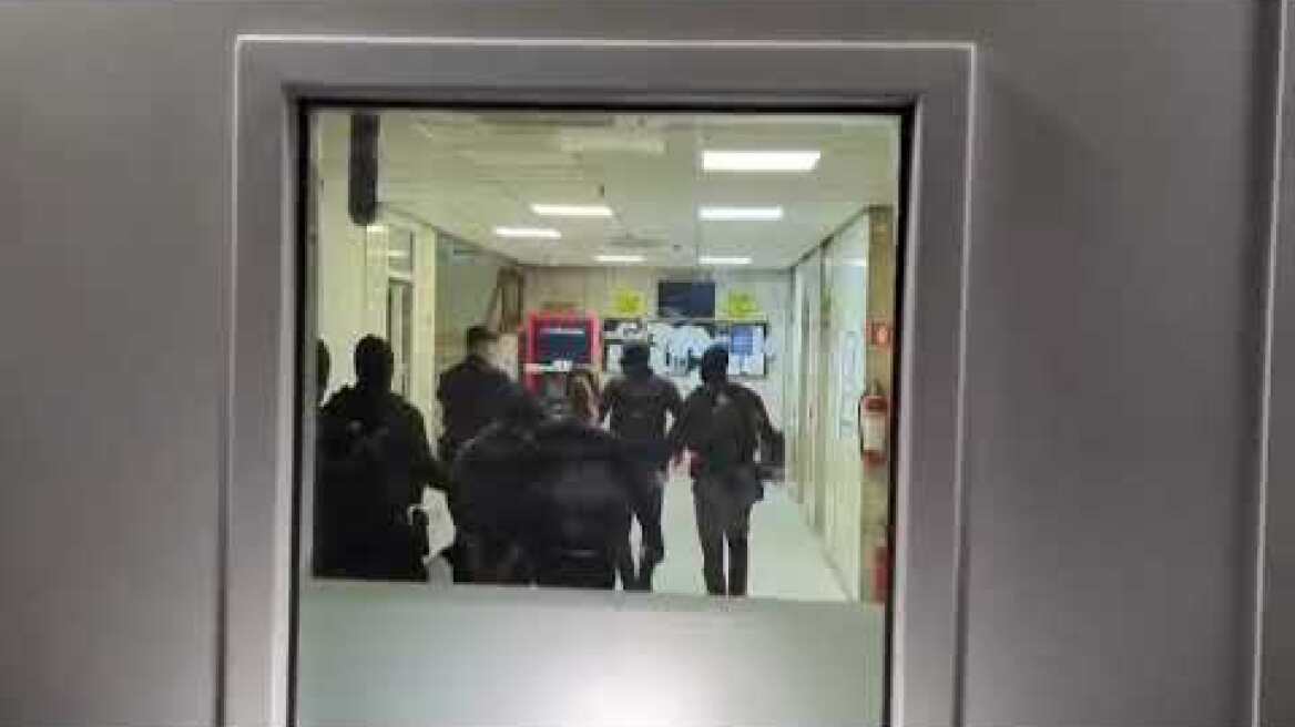 Στα δικαστήρια Πειραιά η 46χρονη που σκότωσε την πεθερά της στη Σαλαμίνα