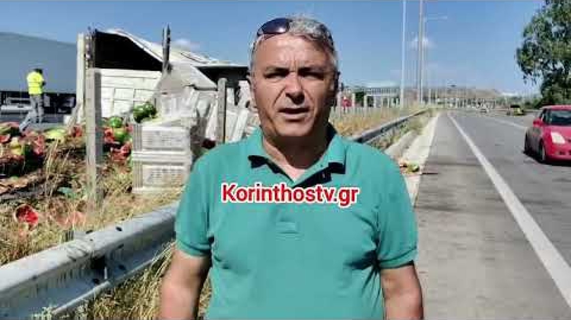 Ανετράπη νταλίκα με καρπούζια 