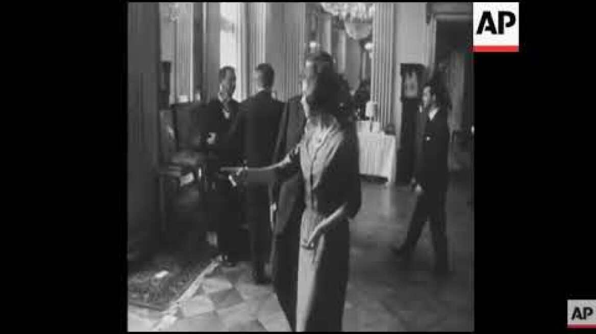 Ο  ΚΩΝΣΤΑΝΤΙΝΟΣ  ΚΑΙ Η ΑΝΝΑ-ΜΑΡΙΑ  ΒΛΕΠΟΥΝ ΤΑ  ΔΩΡΑ  ΤΟΥ  ΓΑΜΟΥ  ΤΟΥΣ