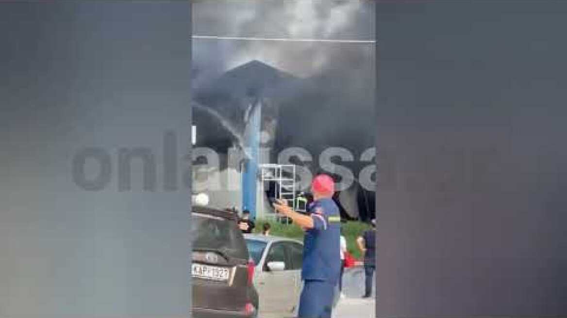 Φωτιά σε εργοστάσιο έξω από τη Λάρισα