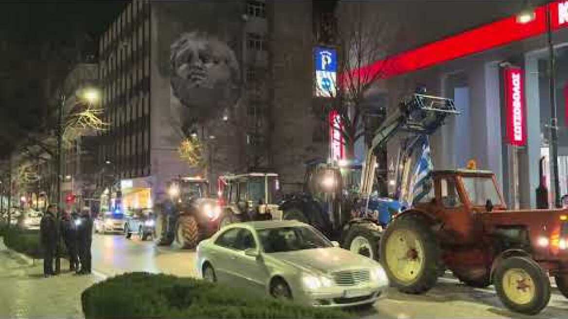 Αγρότες κατέφθασαν στο κεντρο της Λαρισας