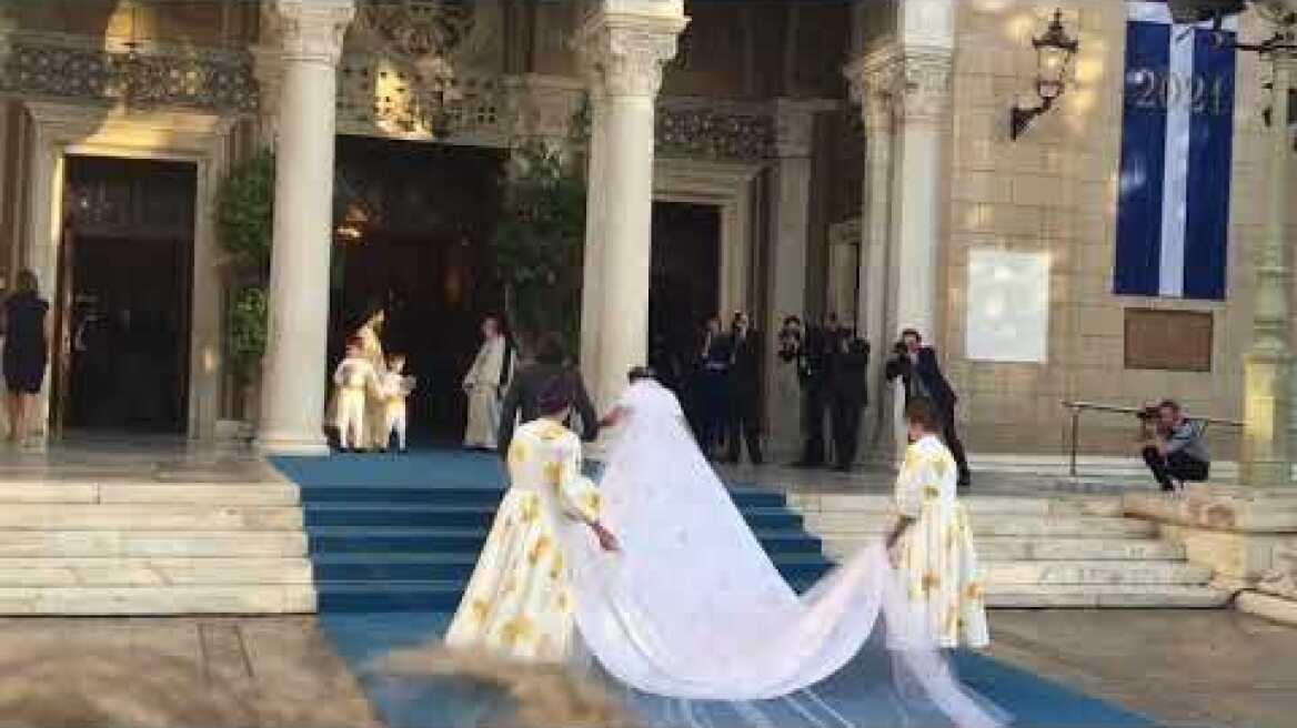 έφτασε η νύφη την χειροκροτεί ο κόσμος και τους εύχονται να ζήσουν