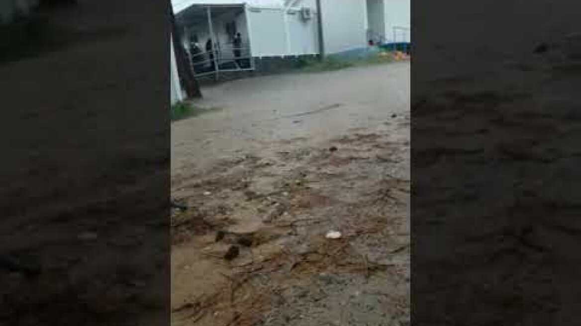 Καμπ διαβατών με βροχή