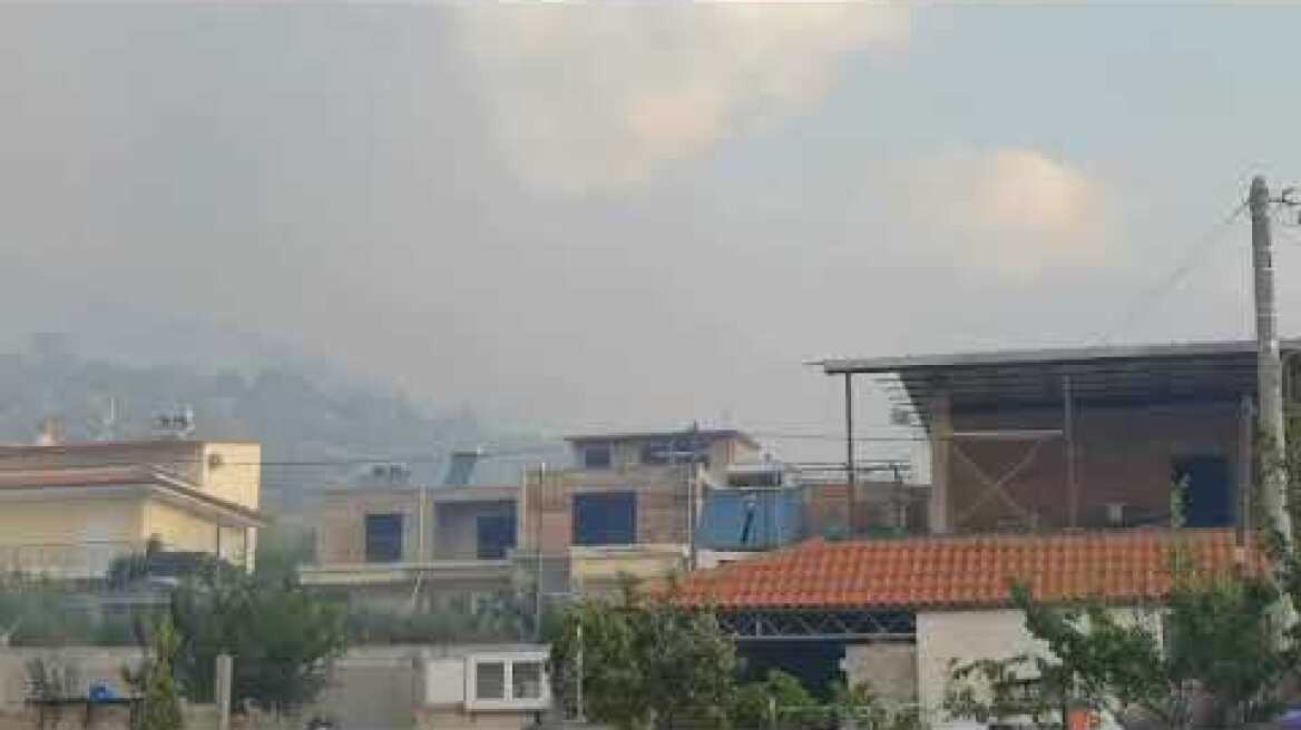 Φωτιά στην Πάρνηθα: Συνεχείς ρίψεις από Canadair και ελικόπτερα Erickson