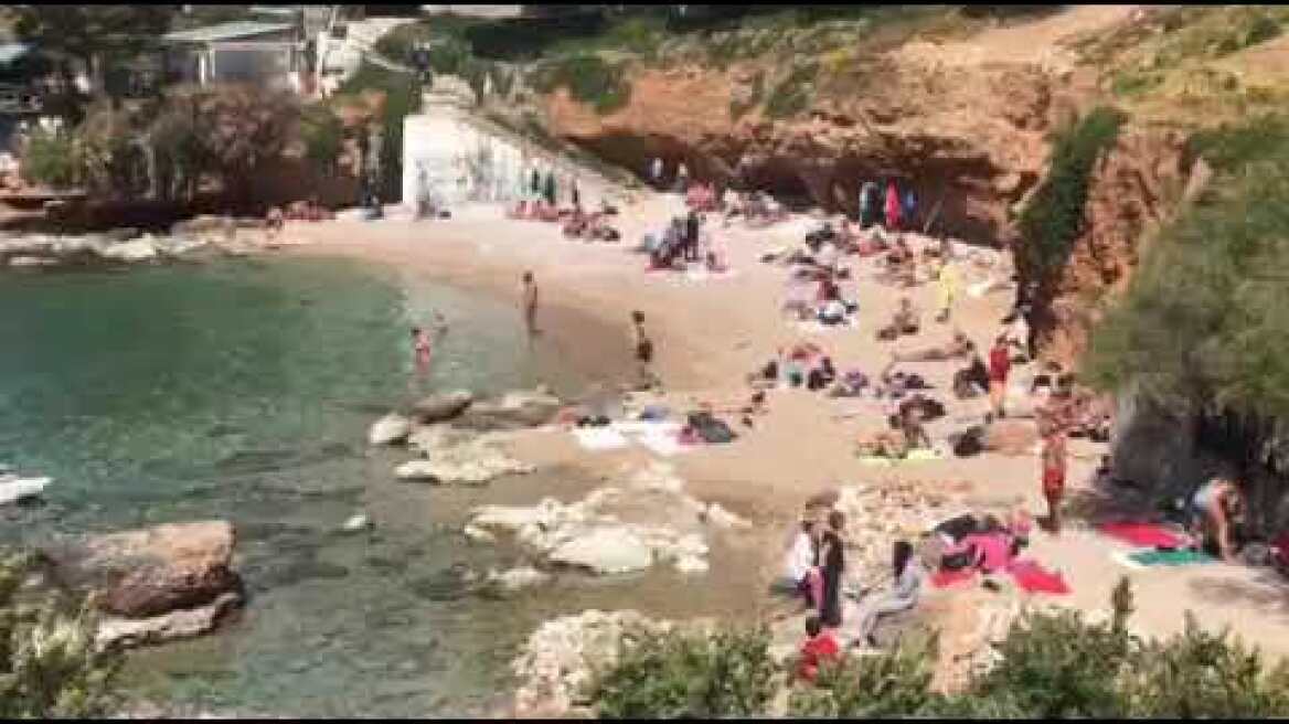 Ο κόσμος βγήκε βόλτα στην παραλία