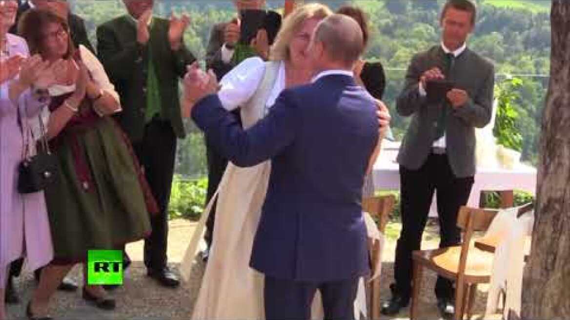 Putin dances, speaks German at Austrian FM’s wedding