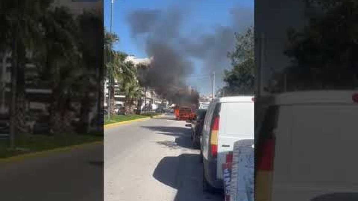 Άλιμος: Αναστάτωση στη λαϊκή του Άνω Καλαμακίου: Λαμπάδιασε παρκαρισμένο Smart