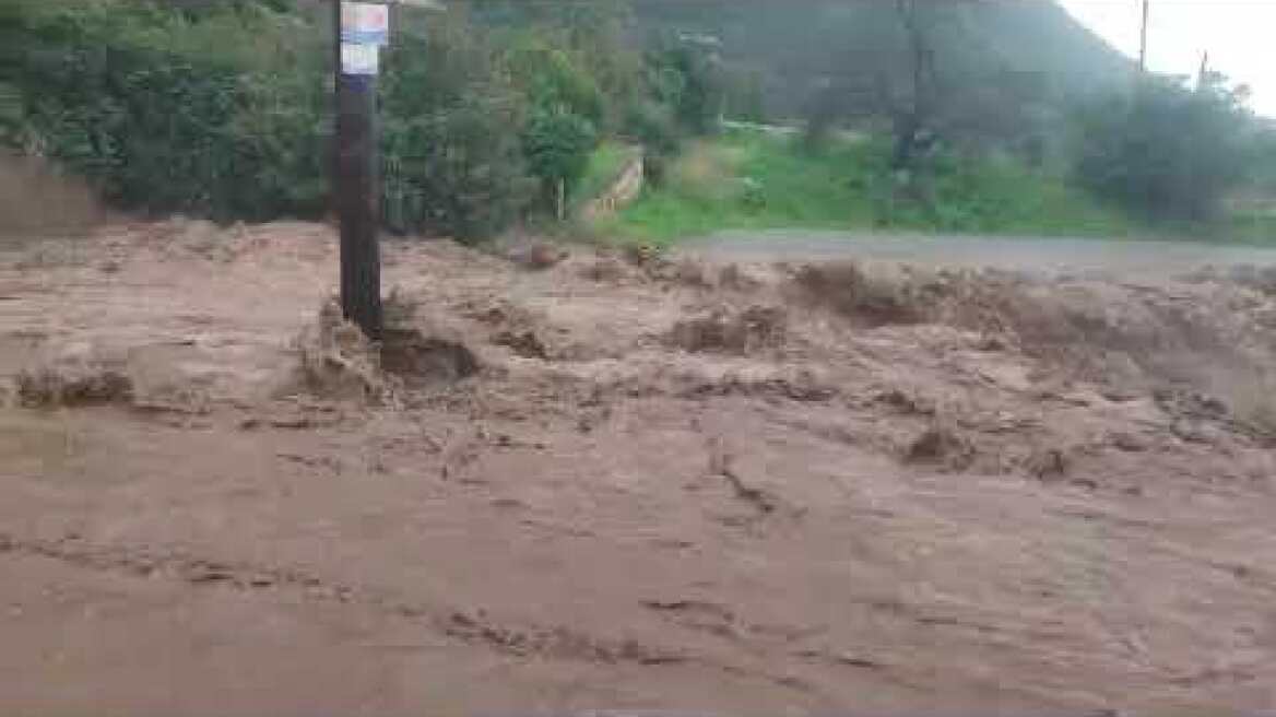 Τριφυλία: Μεγάλος όγκος νερού έκοψε τον δρόμο στον Ξηρόκαμπο Κυπαρισσίας
