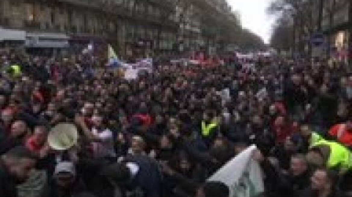 Pension protest in French capital as talks go on