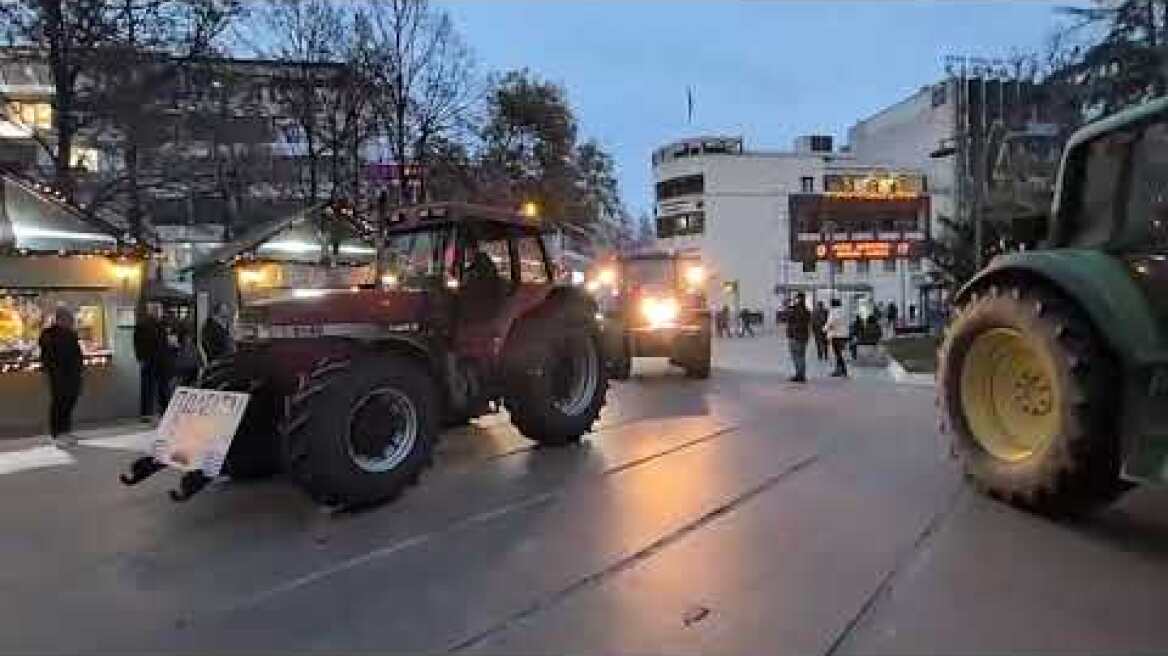 Αγρότες με τα τρακτέρ τους έφτασαν στο κέντρο της Λάρισας