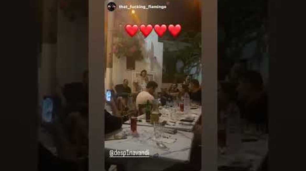 Η Δέσποινα Βανδή τραγουδά στην αγκαλιά του Βασίλη Μπισμπίκη