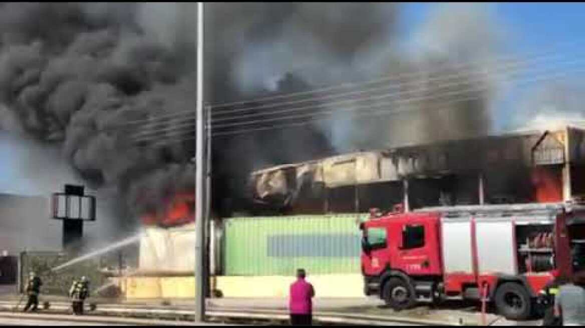 Μεγάλη φωτιά σε εταιρεία στη λεωφόρο Βάρης