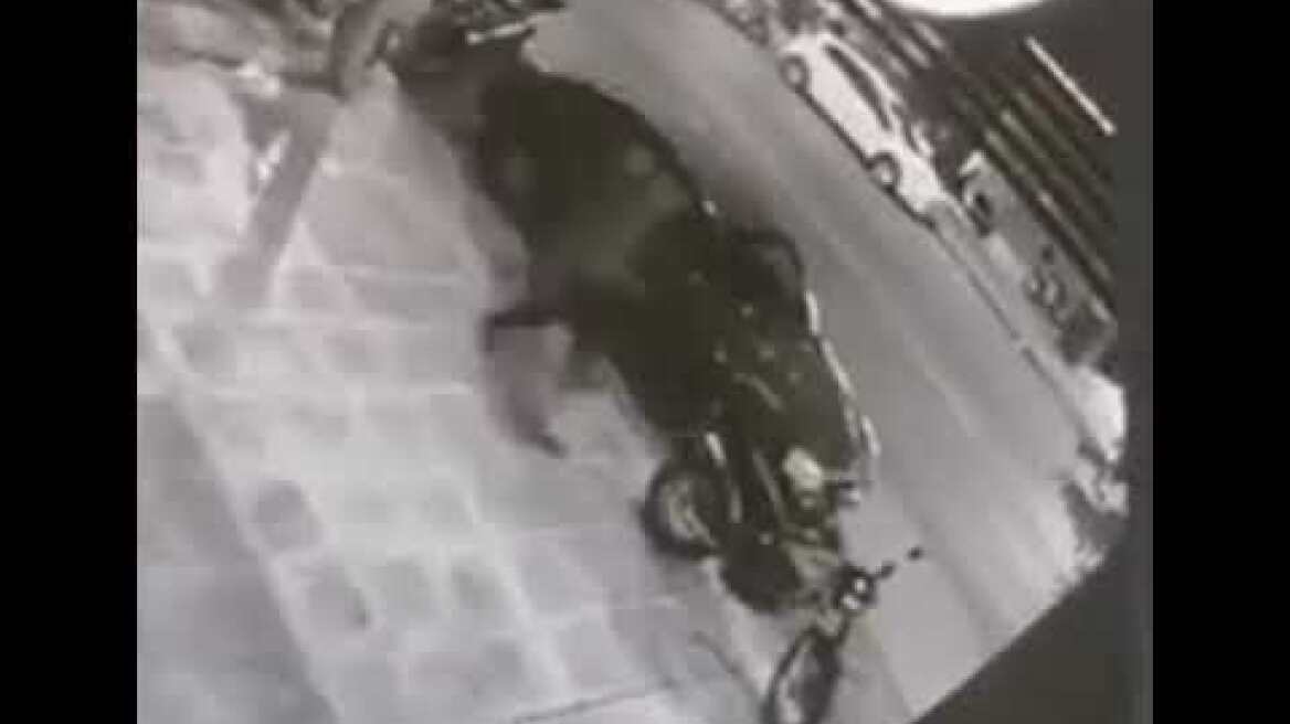 Η στιγμή του θανατηφόρου τροχαίου με θύμα έναν ντελιβερά στη Θεσσαλονίκη