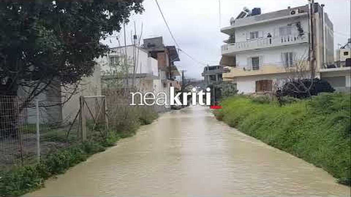 Έσπασε ρυάκι - Πλημμύρισαν δρόμοι στις Τρεις Βαγιές