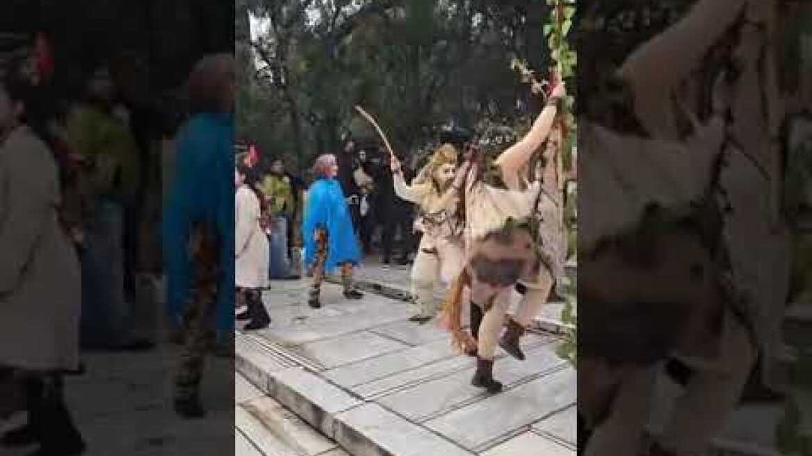 Φαλληφόρια στο κέντρο της Αθήνας (1)